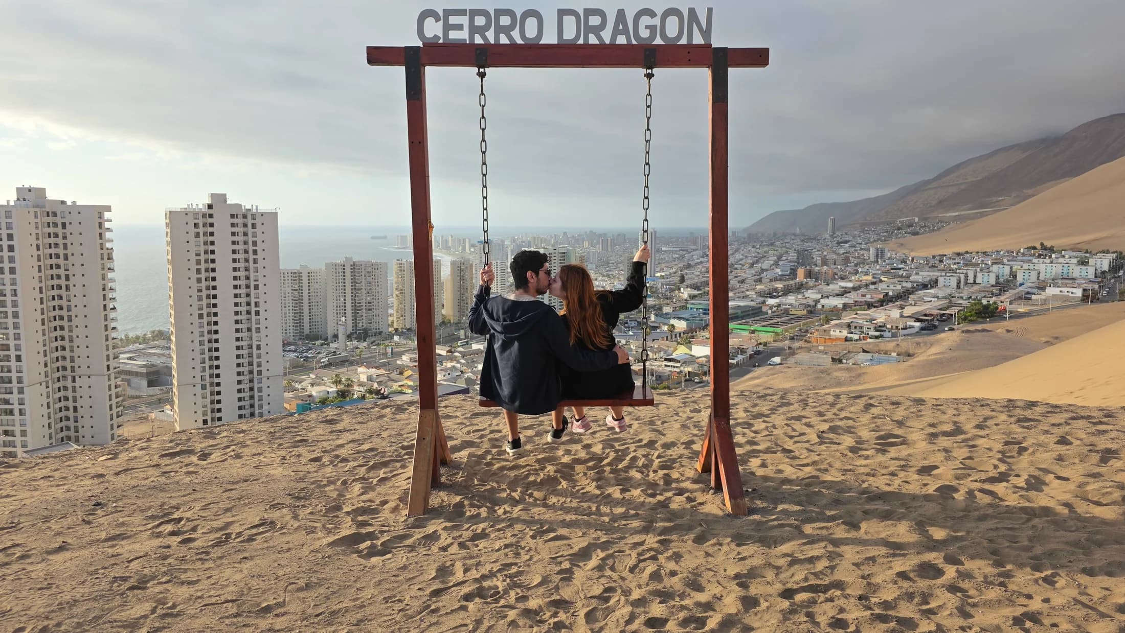 Felipe y Carolina en un columpio frente al mar, en Cerro Dragón